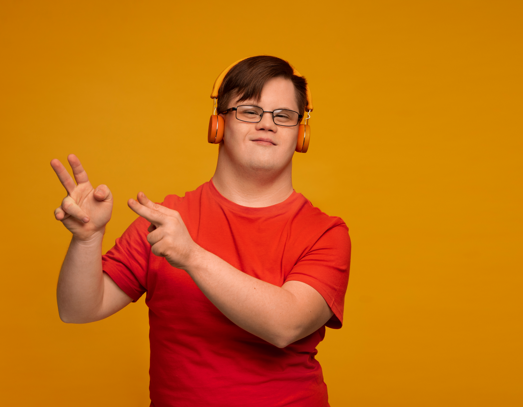 Garoto com camisa vermelha, usando fone de ouido